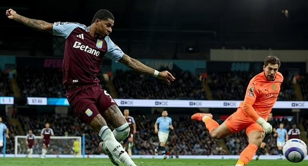 Ảnh Marcus Rashford buồn bã sau trận thua Man City, thể hiện chấn thương và khó khăn hiện tại.