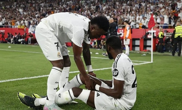 Antonio Rudiger ôm đầu gối rời sân trong trận đấu với Barcelona, dấu hiệu cho thấy chấn thương nghiêm trọng.