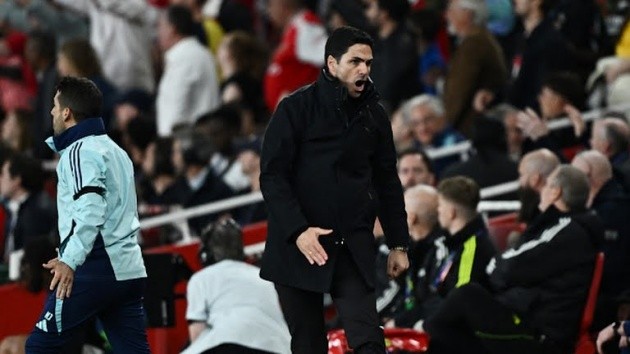 Arteta liên tục hò hét bên ngoài đường biên, thể hiện sự chỉ đạo sát sao và năng lượng dồi dào.