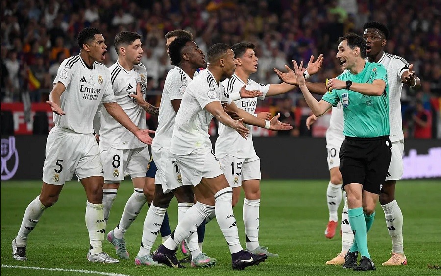 Ba cầu thủ Real Madrid nhận thẻ đỏ cuối trận chung kết Cúp Nhà vua gặp Barcelona