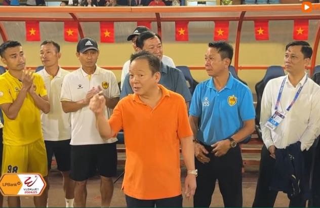 Bầu Hiển động viên Quảng Nam FC sau trận đấu với Hà Nội FC, thể hiện sự khích lệ tinh thần và quyết tâm trụ hạng
