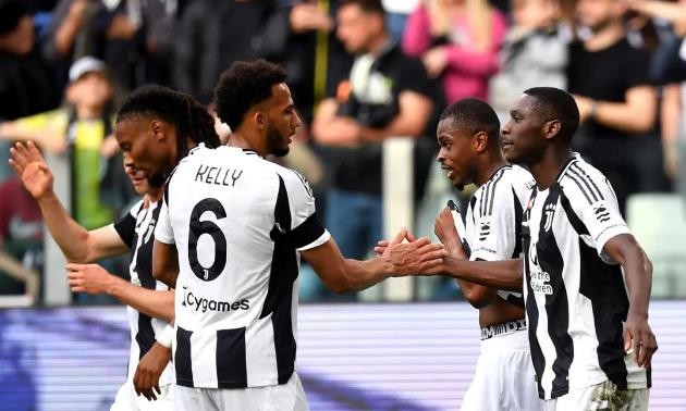 Các cầu thủ Juventus ăn mừng bàn thắng nâng tỷ số lên 2-0 của Randal Kolo Muani trước Monza, thể hiện sự gắn kết và tinh thần đồng đội.