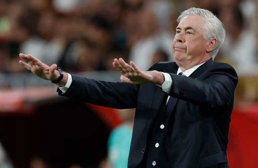 Carlo Ancelotti trên sân cỏ, chuẩn bị dẫn dắt đội tuyển Brazil