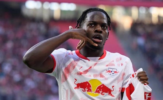 Castello Lukeba trong màu áo RB Leipzig, sẵn sàng cho thử thách mới.
