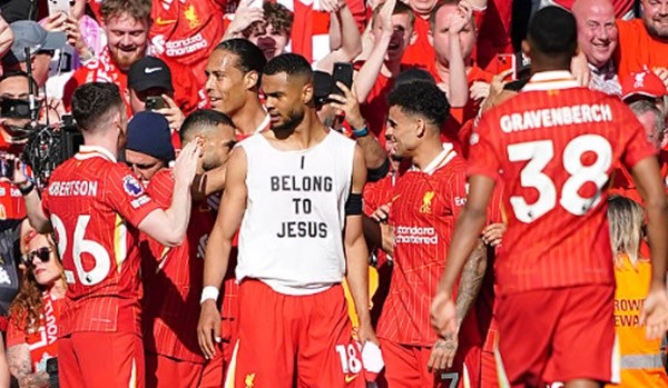 Cody Gakpo cởi áo ăn mừng để lộ thông điệp tôn giáo sau bàn thắng cho Liverpool, đối mặt nguy cơ bị FA kỷ luật