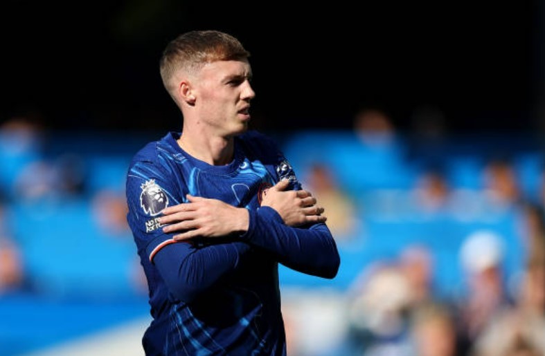 Cole Palmer trong màu áo Chelsea, thể hiện phong độ ấn tượng và kỹ năng chơi bóng điêu luyện
