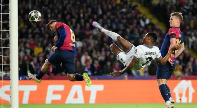 Denzel Dumfries có trận đấu tuyệt vời