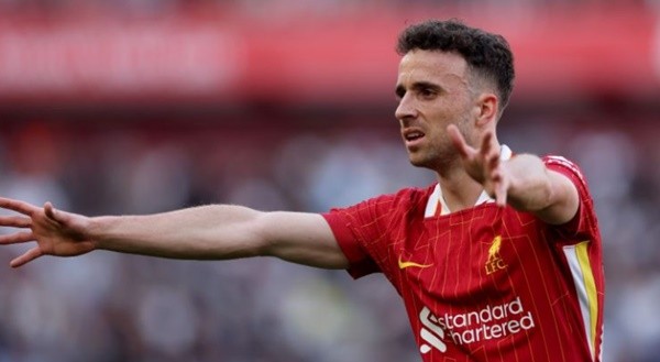Diogo Jota trong màu áo Liverpool, thể hiện sự đa năng và khả năng tấn công ấn tượng nhưng cũng gặp nhiều khó khăn do chấn thương.