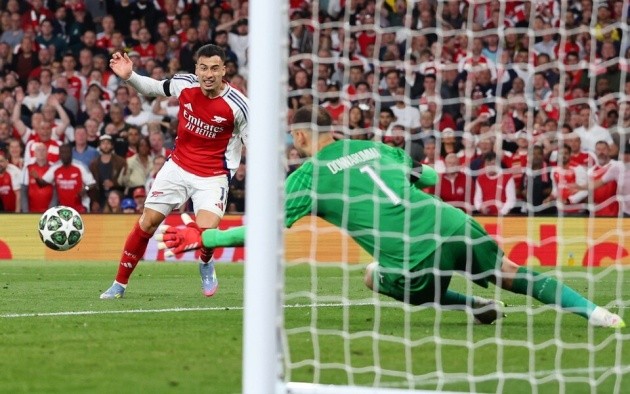 Donnarumma cản phá cú sút của Gabriel Martinelli, khiến tiền đạo Arsenal thất vọng.