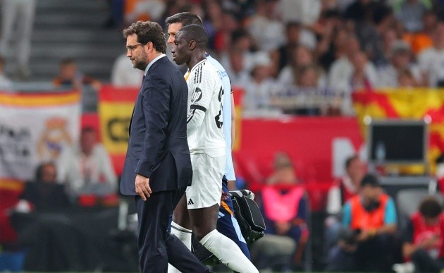 Ferland Mendy dính chấn thương khiến Real Madrid gặp khó khăn về nhân sự.