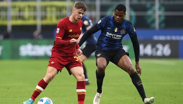 HLV Claudio Ranieri đối mặt thử thách lớn khi Roma chạm trán Inter Milan, đội bóng đang cạnh tranh suất dự Champions League.