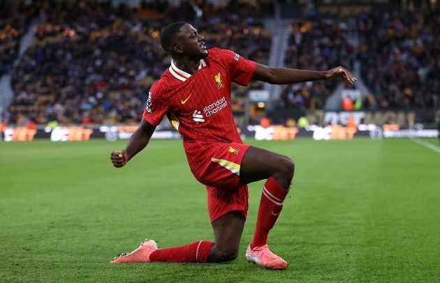 Ibrahima Konate phòng ngự chắc chắn, góp phần vào thành công của Liverpool mùa giải 2024/25.
