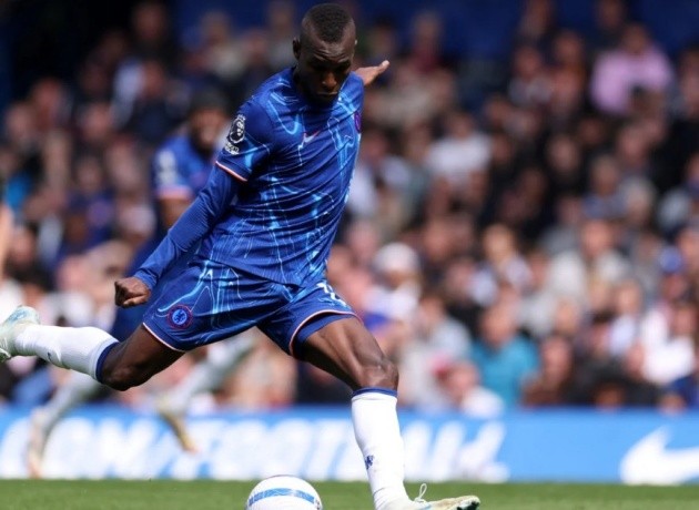 Jackson trong màu áo Chelsea tranh bóng quyết liệt.
