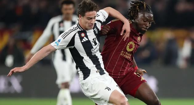 Kenan Yildiz cúi đầu xin lỗi người hâm mộ Juventus sau khi nhận thẻ đỏ trực tiếp trong trận gặp Monza.