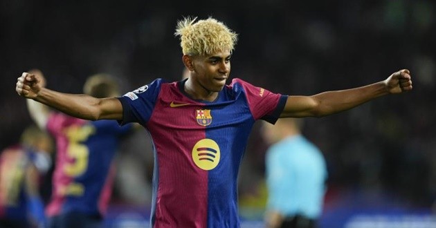 Lamine Yamal đi bóng kỹ thuật vượt qua hàng phòng ngự Inter Milan, ghi bàn rút ngắn tỷ số cho Barcelona trong trận đấu tại Champions League.