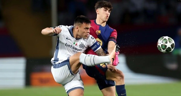Lautaro Martinez ôm mặt đau đớn sau pha bóng dẫn đến chấn thương gân kheo.