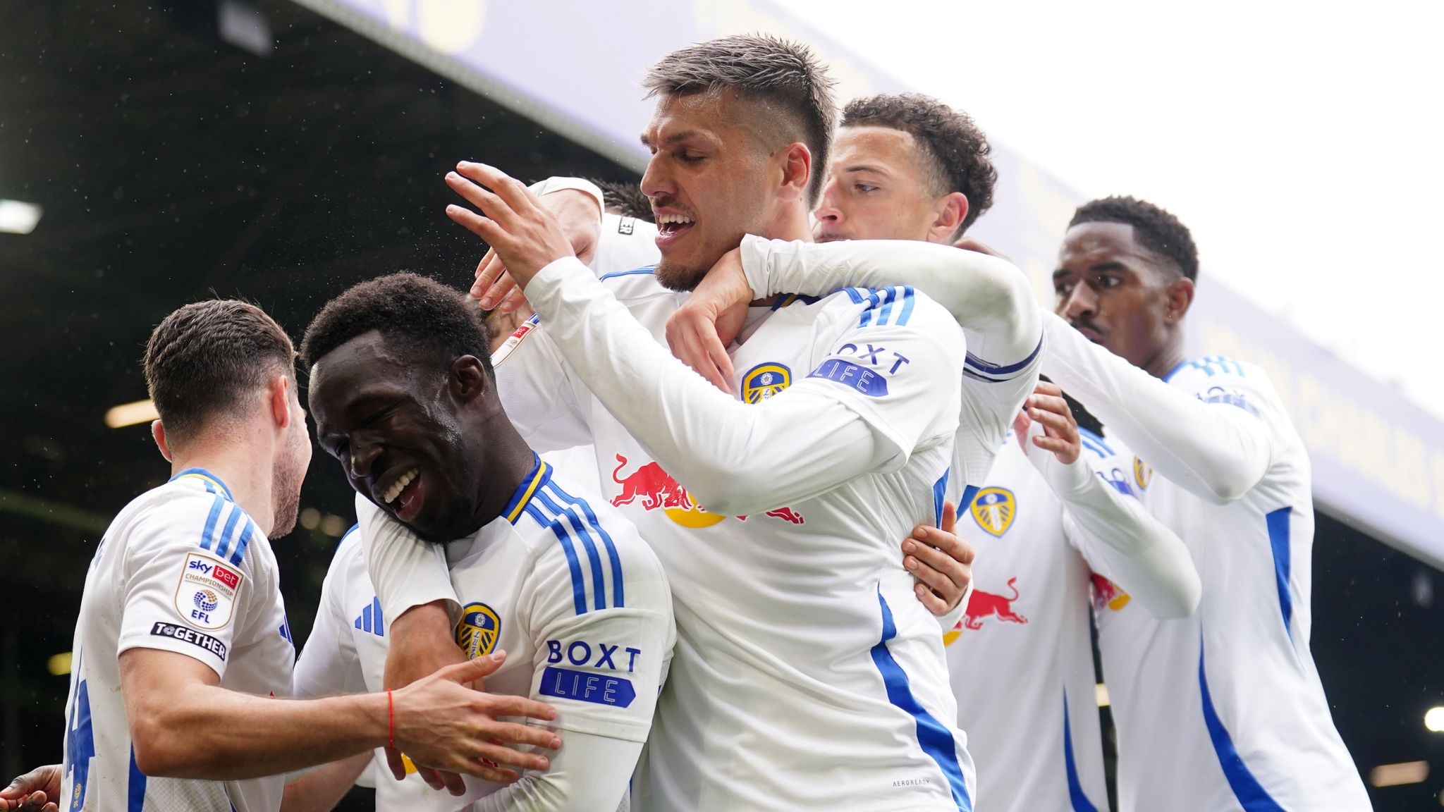 Leeds United ăn mừng thăng hạng Ngoại hạng Anh