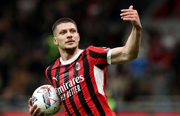 Luka Jovic ăn mừng bàn thắng trong trận đấu giữa AC Milan và Inter Milan