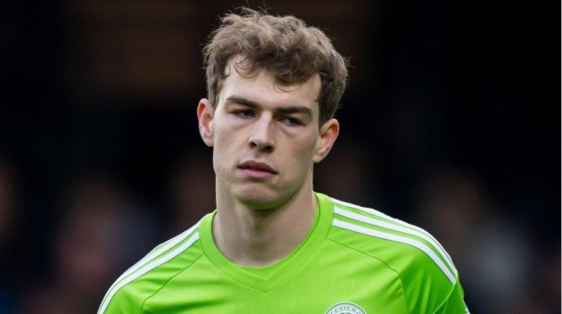 Mads Hermansen, thủ môn trẻ tuổi của Leicester City, nổi bật với phản xạ nhanh nhạy và khả năng chơi chân ấn tượng.