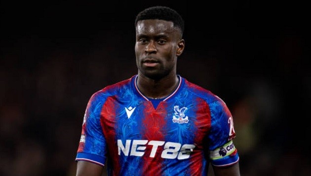 Marc Guehi trong màu áo Crystal Palace, thể hiện sự chắc chắn và khả năng lãnh đạo trên sân cỏ