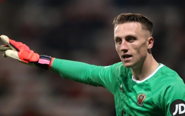 Marcin Bulka trong màu áo OGC Nice, thể hiện sự chắc chắn và phản xạ nhanh nhạy.