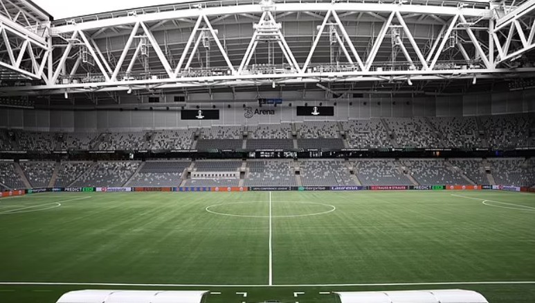 Mặt sân cỏ nhân tạo tại sân 3Arena, Thụy Điển, đang gây ra nhiều tranh cãi về chất lượng và ảnh hưởng đến lối chơi của các cầu thủ.
