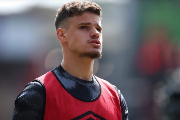 Milos Kerkez trong màu áo Bournemouth, mục tiêu chuyển nhượng của Real Madrid hè 2025.
