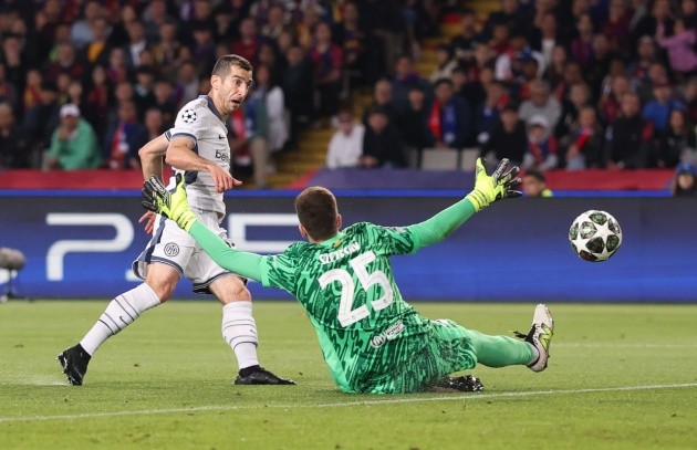 Mkhitaryan tiếc nuối vì bàn thắng không được công nhận trong trận gặp Barcelona.