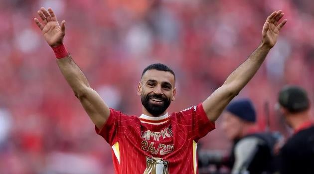 Mohamed Salah ăn mừng chức vô địch Ngoại Hạng Anh cùng Liverpool, thể hiện quyết tâm chinh phục những đỉnh cao mới.