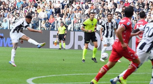 Pha dứt điểm thành bàn mở tỷ số trận đấu của tiền vệ Nico Gonzalez, giúp Juventus vươn lên dẫn trước Monza.