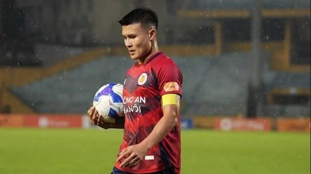 Quang Hải chuyền bóng sắc sảo cho đồng đội trong trận đấu giữa Công An Hà Nội và PSM Makassar, thể hiện tư duy chiến thuật và khả năng đọc trận đấu đỉnh cao.