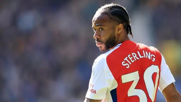 Raheem Sterling trong màu áo Arsenal, thể hiện sự thất vọng sau một trận đấu