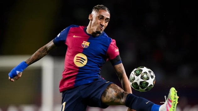 Raphinha ăn mừng bàn thắng cùng đồng đội tại Barcelona.