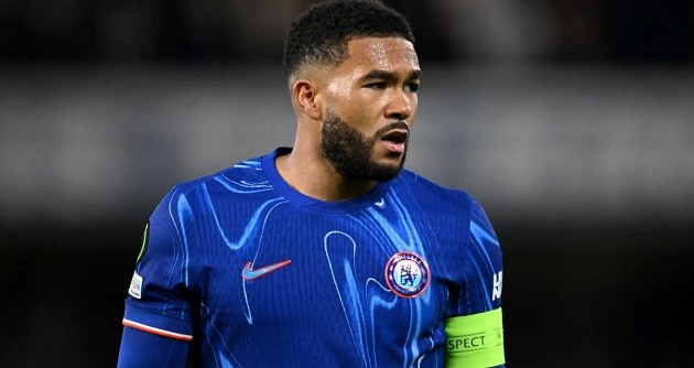 Reece James trong một trận đấu của Chelsea, thể hiện sự tập trung cao độ.
