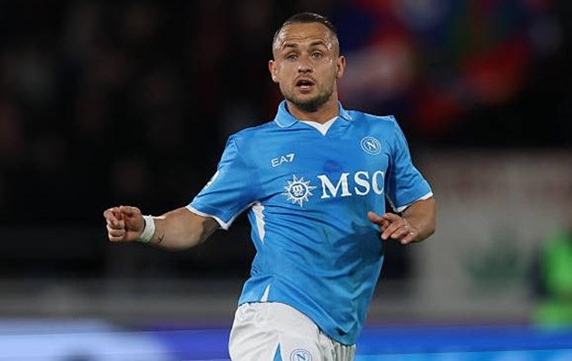 Stanislav Lobotka trong màu áo Napoli, đối mặt với đối thủ trên sân cỏ.