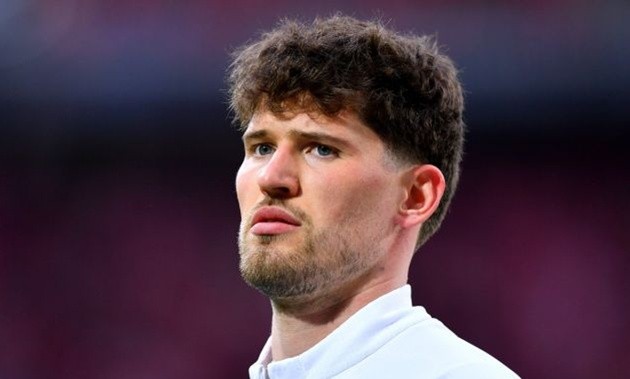 Thủ môn Gregor Kobel trong màu áo Borussia Dortmund, thể hiện sự tập trung cao độ