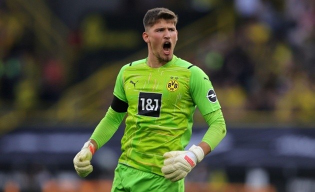 Thủ thành Gregor Kobel trong một trận đấu tại Bundesliga, cho thấy sự chắc chắn và khả năng làm chủ khung thành