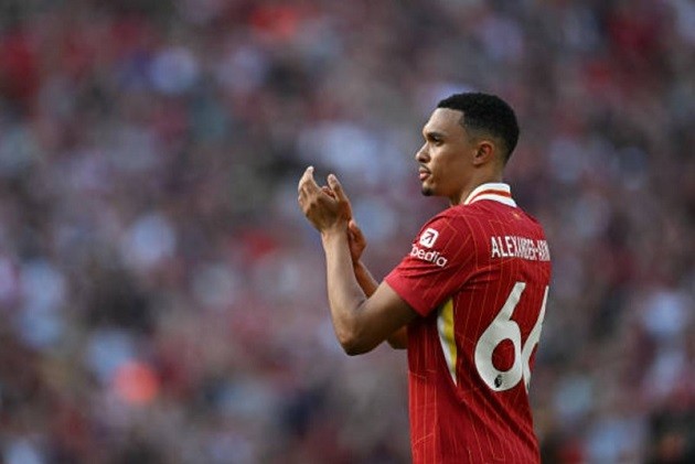 Trent Alexander-Arnold trong màu áo Liverpool, thể hiện kỹ năng chuyền bóng sở trường
