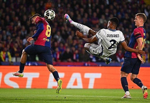 Trung vệ Barcelona lúng túng trong pha phòng ngự phạt góc, dẫn đến bàn thua trước Inter Milan.
