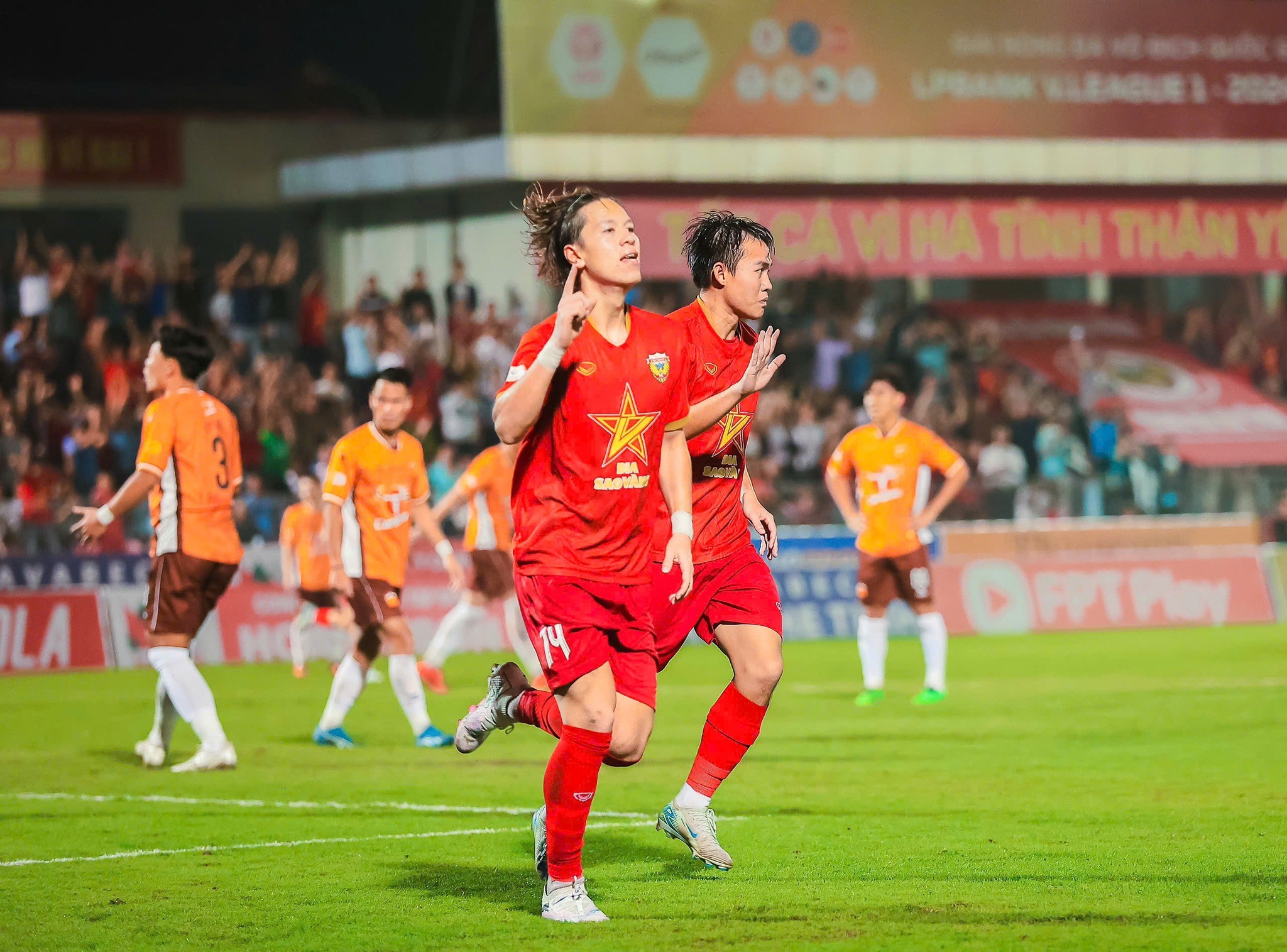 Viktor Le ăn mừng bàn thắng thể hiện phong độ chói sáng tại V.League 2024/25