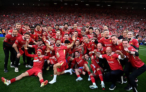 Virgil Van Dijk chỉ huy hàng phòng ngự Liverpool, đảm bảo sự chắc chắn và ổn định xuyên suốt mùa giải