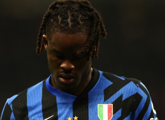 Yann Bisseck trong màu áo Inter Milan, thể hiện sự mạnh mẽ và tiềm năng của một trung vệ hàng đầu.