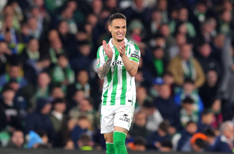 Antony trong màu áo Real Betis, nơi anh đang thi đấu dưới dạng cho mượn từ Manchester United, sau khi bỏ lỡ cơ hội gia nhập Liverpool.