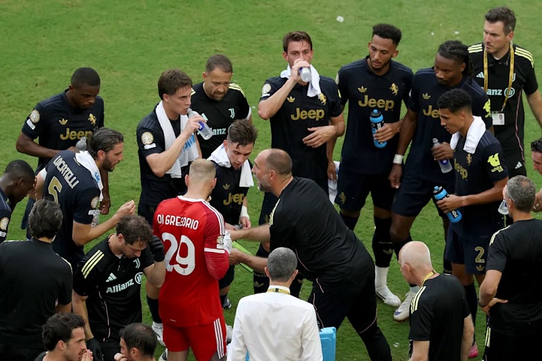 Các cầu thủ Juventus thể hiện sự mệt mỏi trên sân, báo hiệu tình trạng kiệt sức do điều kiện thi đấu khắc nghiệt.