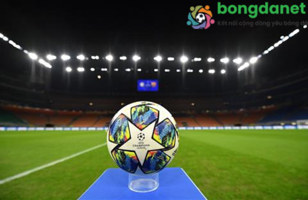 Cầu thủ bóng đá đang ăn mừng biểu tượng cho chiến thắng và kinh nghiệm soi kèo cúp C1 hiệu quả