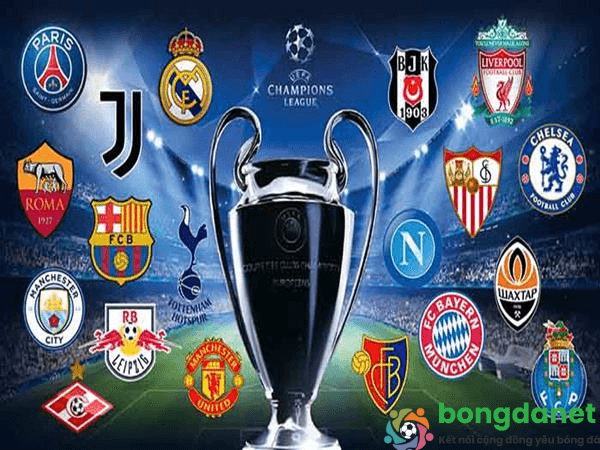 Bàn tay đang ghi chép phân tích thông tin để nhận định kèo C1 Châu Âu đêm nay