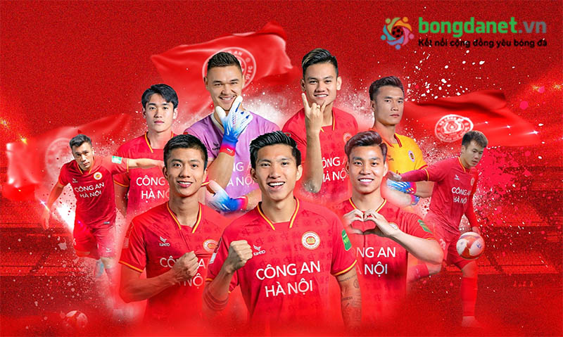 Người hâm mộ đang phân tích số liệu bóng đá trên máy tính để soi kèo V-League