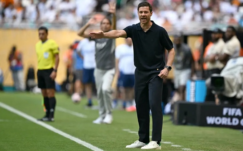 HLV Xabi Alonso trên băng ghế chỉ đạo, thể hiện sự tập trung và đôi chút không hài lòng sau trận đấu của Real Madrid.