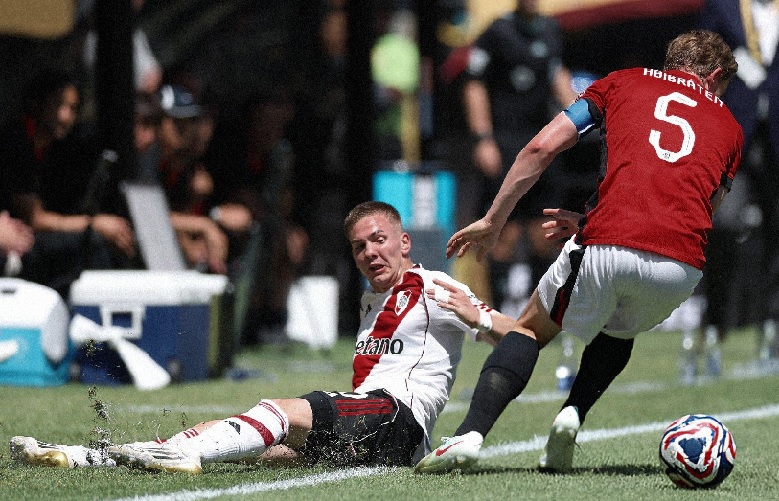 Marius Hoibraten trong trận đấu giữa Urawa Reds và River Plate tại FIFA Club World Cup 2025, nơi anh không thể ngăn cản thất bại của đội nhà.