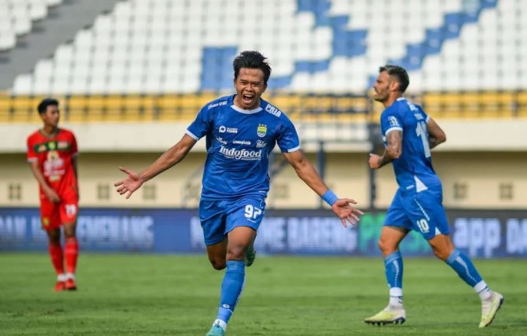 Đồ họa đội hình dự kiến Persib Bandung và Persebaya Surabaya trước trận đại chiến